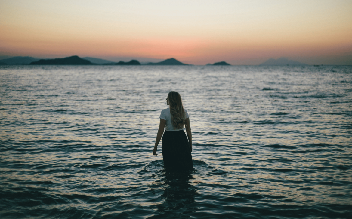 jonge vrouw in het water - water als symbool van tranen