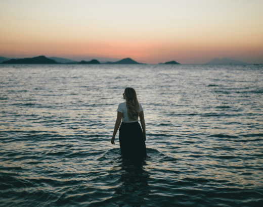 jonge vrouw in het water - water als symbool van tranen