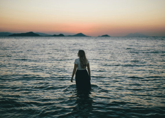 jonge vrouw in het water - water als symbool van tranen